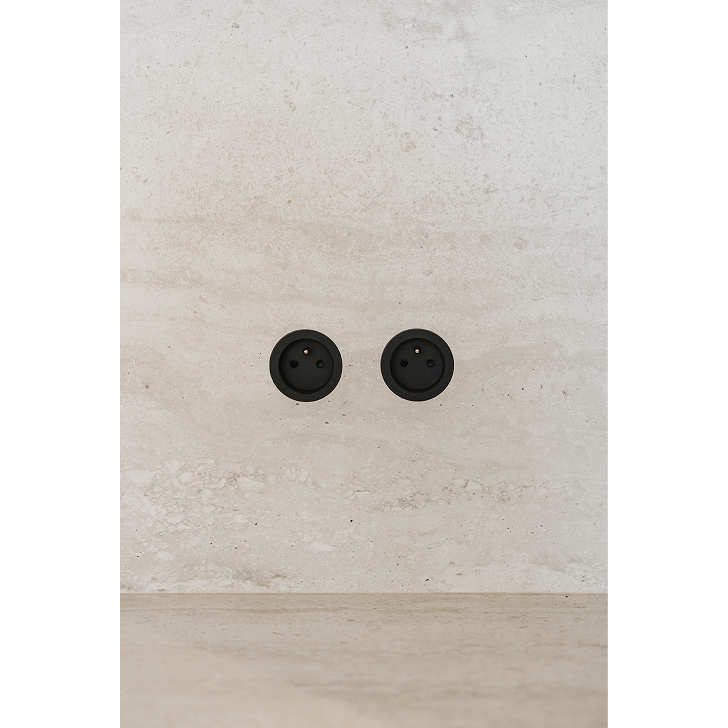 Rond 2.0 - multifit stopcontact nl-d - zwart ano