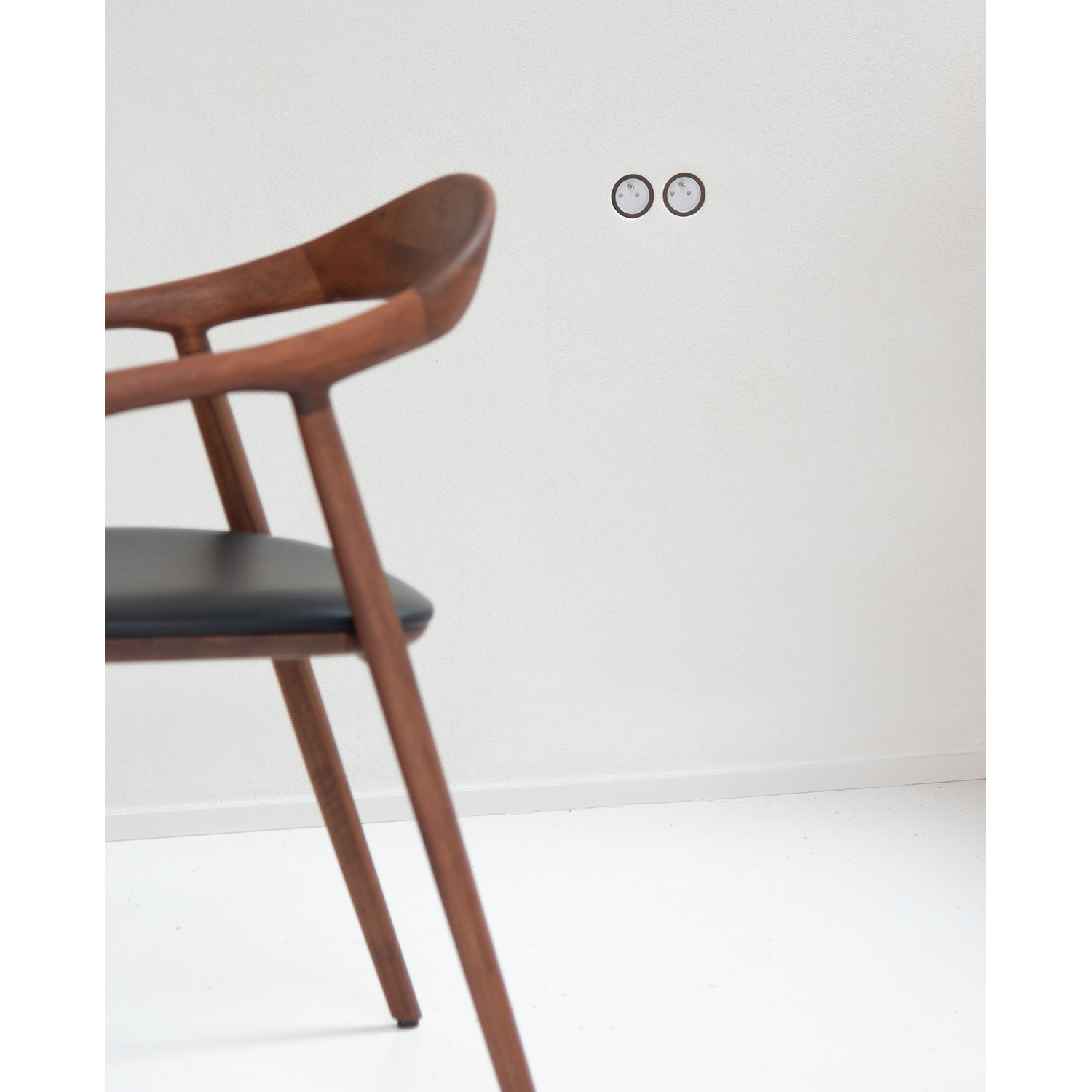 Rond 2.0 - multifit stopcontact nl-d lbrons/wit