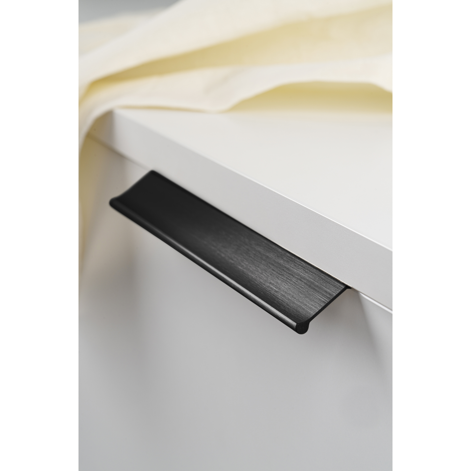 Greep WING BA128 L200 aluminium geborsteld zwart